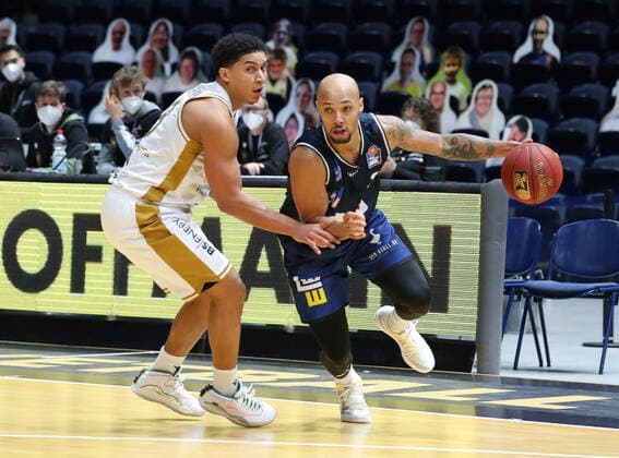 Löwen Braunschweig vs Crailsheim, BBL Braunschweig, 20 12 2020, BASKETBALL easyCredit BBL Basketball Bundesliga, Löwen Braunschweig vs HAKRO Merlins Crailsheim, 2020 season 21 James Robinson Löwen Braunschweig , Maurice Stuckey HAKRO Merlins Crailsheim Braunschweig.