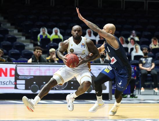 Löwen Braunschweig vs Crailsheim, BBL Braunschweig, 20 12 2020, BASKETBALL easyCredit BBL Basketball Bundesliga, Löwen Braunschweig vs HAKRO Merlins Crailsheim, 2020 season 21 Bryon Allen Löwen Braunschweig , Maurice Stuckey HAKRO Merlins Crailsheim Braunschweig.