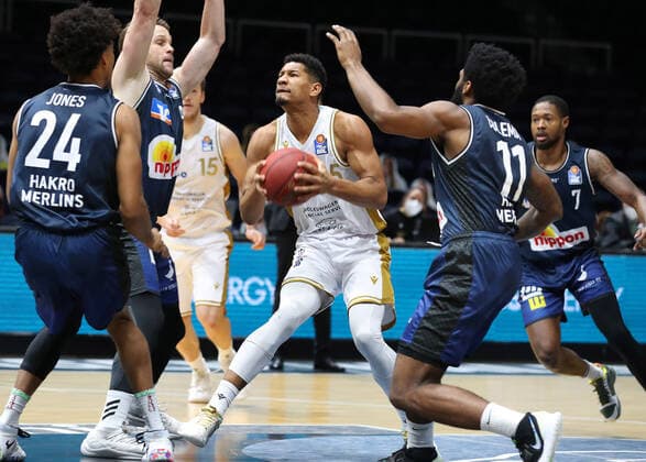 Löwen Braunschweig vs Crailsheim, BBL Braunschweig, 20 12 2020, BASKETBALL easyCredit BBL Basketball Bundesliga, Löwen Braunschweig vs HAKRO Merlins Crailsheim, season 2020 21 Jeremy Jones HAKRO Merlins Crailsheim , Tim Coleman HAKRO Merlins Crailsheim , Fabian Bleck HAKRO Merlins Crailsheim , Karim Jallow Löwen Braunschweig Braunschweig