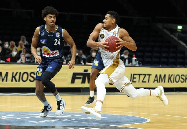 Löwen Braunschweig vs Crailsheim, BBL Braunschweig, 20 12 2020, BASKETBALL easyCredit BBL Basketball Bundesliga, Löwen Braunschweig vs HAKRO Merlins Crailsheim, season 2020 21 Jeremy Jones HAKRO Merlins Crailsheim , Karim Jallow Löwen Braunschweig Braunschweig.