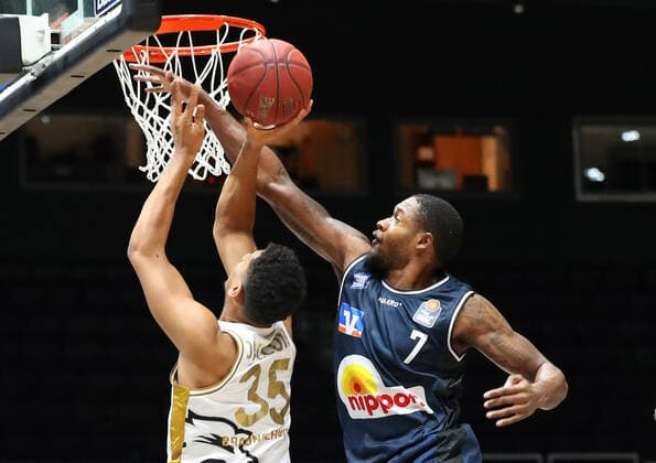 Löwen Braunschweig vs Crailsheim, BBL Braunschweig, 20 12 2020, BASKETBALL easyCredit BBL Basketball Bundesliga, Löwen Braunschweig vs HAKRO Merlins Crailsheim, 2020 season 21 Karim Jallow Löwen Braunschweig , Haywood Highsmith HAKRO Merlins Crailsheim Braunschweig.