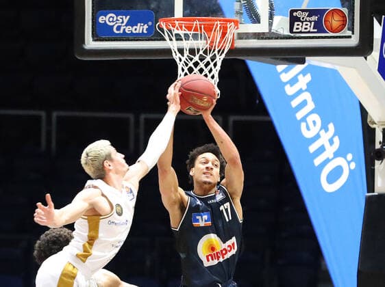 Löwen Braunschweig vs Crailsheim, BBL Braunschweig, 20 12 2020, BASKETBALL easyCredit BBL Basketball Bundesliga, Löwen Braunschweig vs HAKRO Merlins Crailsheim, season 2020 21 Lukas Wank Löwen Braunschweig , Jamuni McNeace HAKRO Merlins Crailsheim Braunschweig.