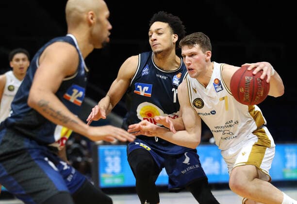 Löwen Braunschweig vs Crailsheim, BBL Braunschweig, 20 12 2020, BASKETBALL easyCredit BBL Basketball Bundesliga, Löwen Braunschweig vs HAKRO Merlins Crailsheim, 2020 season 21 Jamuni McNeace HAKRO Merlins Crailsheim , Lukas Meisner Löwen Braunschweig Braunschweig.