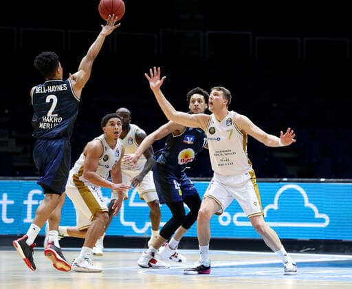 Löwen Braunschweig vs Crailsheim, BBL Braunschweig, 20 12 2020, BASKETBALL easyCredit BBL Basketball Bundesliga, Löwen Braunschweig vs HAKRO Merlins Crailsheim, season 2020 21 Trae Bell Haynes HAKRO Merlins Crailsheim , James Robinson Löwen Braunschweig , Lukas Meisner Löwen Braunschweig , Jamuni McNeace HAKRO Merlins Crailsheim Braunschweig
