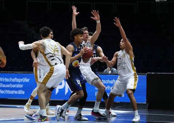 Löwen Braunschweig vs Crailsheim, BBL Braunschweig, 20 12 2020, BASKETBALL easyCredit BBL Basketball Bundesliga, Löwen Braunschweig vs HAKRO Merlins Crailsheim, season 2020 21 Gavin Schilling Löwen Braunschweig , Jeremy Jones HAKRO Merlins Crailsheim , Lukas Meisner Löwen Braunschweig , James Robinson Löwen Braunschweig Braunschweig