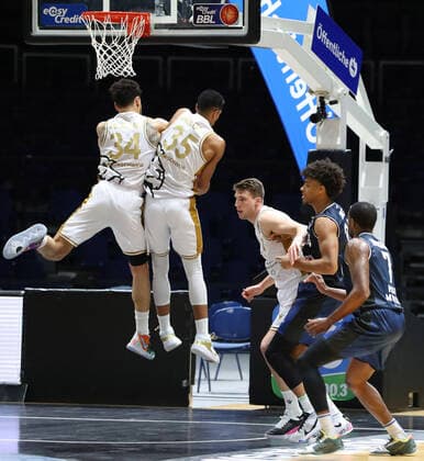 Löwen Braunschweig vs Crailsheim, BBL Braunschweig, 20 12 2020, BASKETBALL easyCredit BBL Basketball Bundesliga, Löwen Braunschweig vs HAKRO Merlins Crailsheim, season 2020 21 Gavin Schilling Löwen Braunschweig , Karim Jallow Löwen Braunschweig , Lukas Meisner Löwen Braunschweig , Jeremy Jones HAKRO Merlins Crailsheim , Haywood Highsmith HAKRO Merlins Crailsheim Braunschweig
