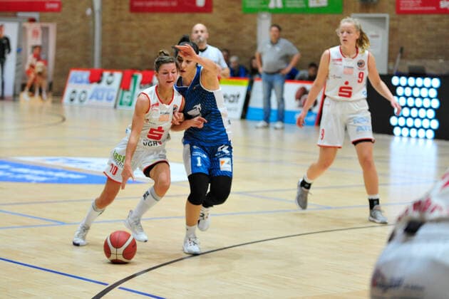 Basketball DBBL 08 Matchday GiroLive Panthers Osnabrück SNP BasCats USC Heidelberg on 20 12 2020 in the OSC Hall in Osnabrück Jenny Strozyk Osnabrück in a duel with Inja Butina Heidelberg BK