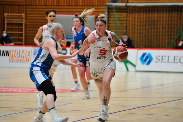 Basketball DBBL 08 Matchday GiroLive Panthers Osnabrück SNP BasCats USC Heidelberg on 20 12 2020 in the OSC Hall in Osnabrück Samantha Führing Osnabrück in a duel with Ieva Bagdanaviciene Heidelberg BK