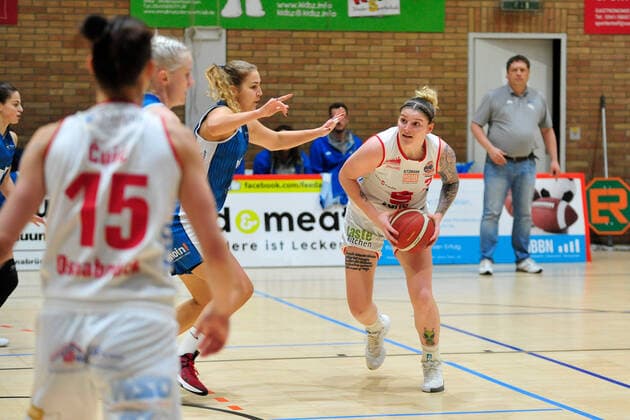 Basketball DBBL 08 Matchday GiroLive Panthers Osnabrück SNP BasCats USC Heidelberg on 20 12 2020 in the OSC Hall in Osnabrück Samantha Führing Osnabrück in a duel with Alica Moravikova Heidelberg BK