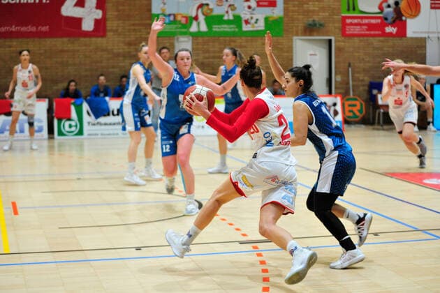 Basketball DBBL 08 Matchday GiroLive Panthers Osnabrück SNP BasCats USC Heidelberg on 20 12 2020 in the OSC Hall in Osnabrück Kata Takacs Osnabrück in a duel with Inja Butina Heidelberg BK
