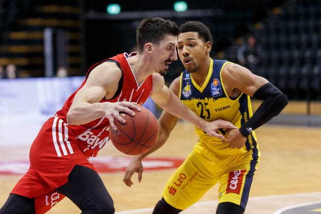 Oldenburg, Lower Saxony, DEU, 20 12 2020, Nihad Djedovic left, FC Bayern Munich and Phil Pressey right, EWE Baskets Oldenburg EWE Baskets Oldenburg vs FC Bayern Muenchen 1 Basketball Bundesliga Saison 2020 2021, 7 Spieltag, Grosse EWE Arena EWE Baskets Oldenburg vs FC Bayern Muenchen