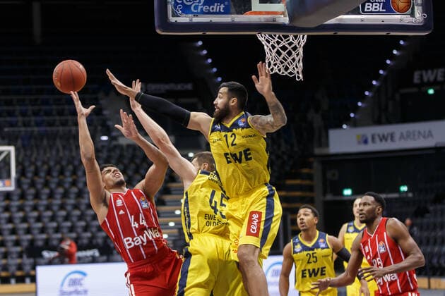 Oldenburg, Lower Saxony, DEU, 20 12 2020, Sasha Grant left, FC Bayern Munich , Nathan Boothe EWE Baskets Oldenburg and Martin Breunig 12 EWE Baskets Oldenburg EWE Baskets Oldenburg vs FC Bayern Muenchen 1 Basketball Bundesliga Saison 2020 2021, 7 Spieltag, Grosse EWE Arena EWE Baskets Oldenburg vs FC Bayern Muenchen