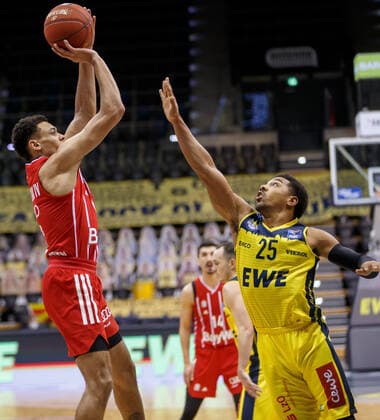 Oldenburg, Lower Saxony, DEU, 20 12 2020, Wade Baldwin left, FC Bayern Munich and Phil Pressey right, EWE Baskets Oldenburg EWE Baskets Oldenburg vs FC Bayern Muenchen 1 Basketball Bundesliga Saison 2020 2021, 7 Spieltag, Grosse EWE Arena EWE Baskets Oldenburg vs FC Bayern Muenchen