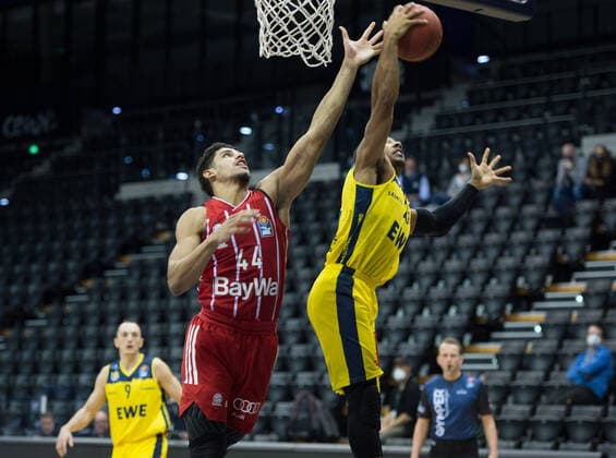 GER, Basketball, EWE Baskets Oldenburg vs FC Bayern Munich 20 12 2020, EWE Arena, Oldenburg, GER, easy Credit BBL, EWE Baskets Oldenburg vs FC Bayern Munich, in the picture too late Sasha GRANT FC Bayern Munich 44 Phil PRESSEY EWE Baskets Oldenburg 25 nordphotoxRojahn nph00310