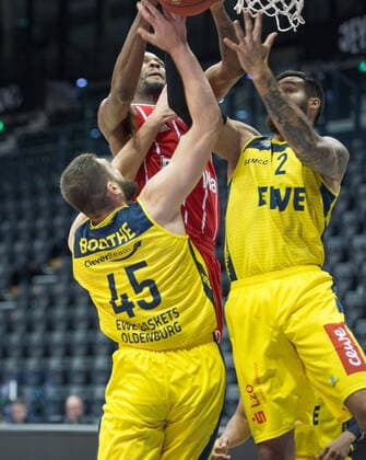 GER, Basketball, EWE Baskets Oldenburg vs FC Bayern Munich 20 12 2020, EWE Arena, Oldenburg, GER, easy Credit BBL, EWE Baskets Oldenburg vs FC Bayern Munich, in picture JaJuan JOHNSON FC Bayern Munich 25 Nathan BOOTHE EWE Baskets Oldenburg 45 Martin BREUNING EWE Baskets Oldenburg 12 nordphotoxRojahn nph00310