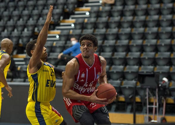 GER, Basketball, EWE Baskets Oldenburg vs FC Bayern Munich 20 12 2020, EWE Arena, Oldenburg, GER, easy Credit BBL, EWE Baskets Oldenburg vs FC Bayern Munich, in picture Sasha GRANT FC Bayern Munich 44 Phil PRESSEY EWE Baskets Oldenburg 25 nordphotoxRojahn nph00310