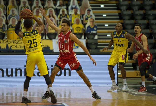 GER, Basketball, EWE Baskets Oldenburg vs FC Bayern Munich 20 12 2020, EWE Arena, Oldenburg, GER, easy Credit BBL, EWE Baskets Oldenburg vs FC Bayern Munich, in picture Wade BALDWIN FC Bayern Munich 2 Phil PRESSEY EWE Baskets Oldenburg 25 nordphotoxRojahn nph00310