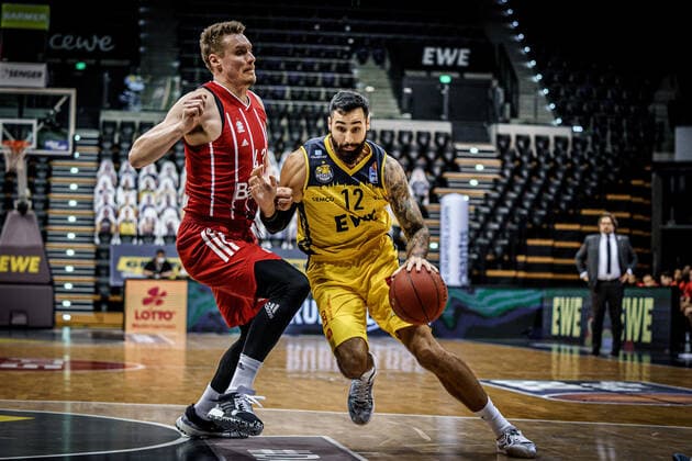 easyCredit BBL 7 Matchday EWE Baskets FC Bayern Basketball Basketball Oldenburg 20 12 2020 Season 2020 2021 easyCredit BBL 7 Matchday EWE Baskets FC Bayern Munich Basketball Leon Radosevic Munich, No 43 12, Martin Breunig, EWE Baskets Oldenburg editorial use only commercial use only by arrangement with the photographer Oldenburg Germany