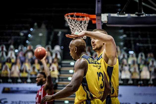 easyCredit BBL 7 Matchday EWE Baskets FC Bayern Basketball Basketball Oldenburg 20 12 2020 Season 2020 2021 easyCredit BBL 7 Matchday EWE Baskets FC Bayern Munich Basketball 23, Rickey Paulding, EWE Baskets Oldenburg 24, Rasid Mahalbasic, EWE Baskets Oldenburg editorial use only commercial use only by arrangement with the photographer Oldenburg Germany