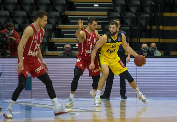 GER, Basketball, EWE Baskets Oldenburg vs FC Bayern Munich 20 12 2020, EWE Arena, Oldenburg, GER, easy Credit BBL, EWE Baskets Oldenburg vs FC Bayern Munich, in picture Nathan BOOTHE EWE Baskets Oldenburg 45 Paul ZIPSER FC Bayern Munich 16 Zan Mark SISKO FC Bayern Munich 31 nordphotoxRojahn nph00310
