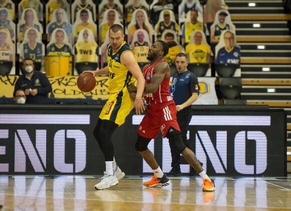 GER, Basketball, EWE Baskets Oldenburg vs FC Bayern Munich 20 12 2020, EWE Arena, Oldenburg, GER, easy Credit BBL, EWE Baskets Oldenburg vs FC Bayern Munich, in picture Rasid MAHALBASIC EWE Baskets Oldenburg 24 Jalen REYNOLDS FC Bayern Munich 8 nordphotoxRojahn nph00310