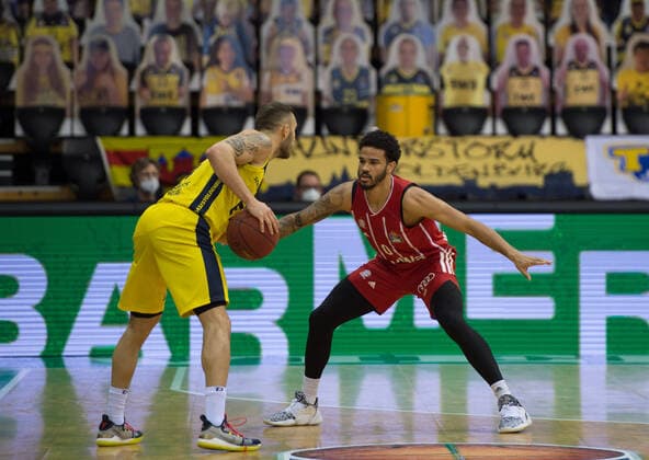 GER, Basketball, EWE Baskets Oldenburg vs FC Bayern Munich 20 12 2020, EWE Arena, Oldenburg, GER, easy Credit BBL, EWE Baskets Oldenburg vs FC Bayern Munich, in picture Keith HORNSBY EWE Baskets Oldenburg 4 Nick WEILER BABB FC Bayern Munich 0 nordphotoxRojahn nph00310