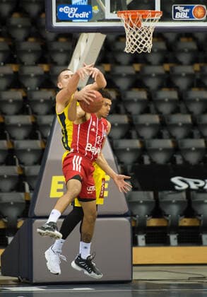 GER, Basketball, EWE Baskets Oldenburg vs FC Bayern Munich 20 12 2020, EWE Arena, Oldenburg, GER, easy Credit BBL, EWE Baskets Oldenburg vs FC Bayern Munich, in the picture the ball Rasid MAHALBASIC EWE Baskets Oldenburg 24 Wade BALDWIN FC Bayern Munich 2 nordphotoxRojahn nph00310