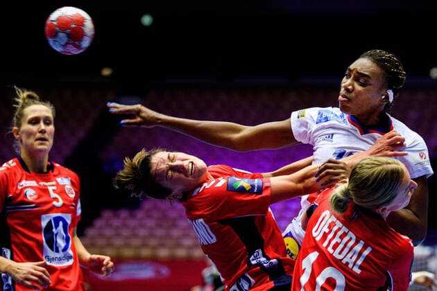 Bilder des Jahres 2020, Sport 12 Dezember Sport Bilder des Tages 201220 Kalidiatou Niakate of France against Stine Ruscetta Skogrand and Stine Bredal Oftedal of Norway during the EHF European Handball Championship final between France and Norway on December 20, 2020 in Herning. Photo: Petter Arvidson BILDBYRAN kod PA PA0140 handball handboll handball ehf euro 2020 em 2020 handball championship 2020 handbolls-em 2020 final france norway norge day 18 dam bbeng frankrike *** 201220 Kalidiatou Niakate of France against Stine Ruscetta Skogrand and Stine Bredal Oftedal of Norway during the EHF European Handball Championship final between France and Norway on December 20, 2020 in Herning Photo Petter Arvidson BILDBYRAN kod PA PA0140 handball handboll handball ehf euro 2020 em 2020 handball championship 2020 handball in 2020 final france norway norway day 18 dam bbeng france,  Copyright: PETTERxARVIDSON BB201220PA176