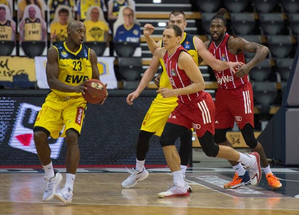 GER, Basketball, EWE Baskets Oldenburg vs FC Bayern Munich 20 12 2020, EWE Arena, Oldenburg, GER, easy Credit BBL, EWE Baskets Oldenburg vs FC Bayern Munich, in the picture Rickey PAULDING EWE Baskets Oldenburg 23 vs EX Oldenburger Robin AMAIZE FC Bayern Munich 15 nordphotoxRojahn nph00310