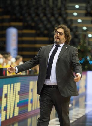 GER, Basketball, EWE Baskets Oldenburg vs FC Bayern Munich 20 12 2020, EWE Arena, Oldenburg, GER, easy Credit BBL, EWE Baskets Oldenburg vs FC Bayern Munich, pictured with empty hands Andrea TRINCHIERI FC Bayern Munich Headcoach Trainer nordphotoxRojahn nph00310