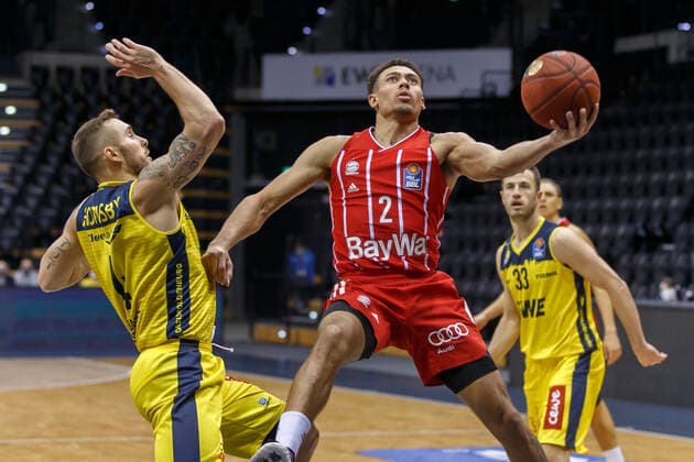 Oldenburg, Lower Saxony, DEU, 20 12 2020, Wade Baldwin right, FC Bayern Munich and Keith Hornsby left, EWE Baskets Oldenburg EWE Baskets Oldenburg vs FC Bayern Muenchen 1 Basketball Bundesliga Saison 2020 2021, 7 Spieltag, Grosse EWE Arena EWE Baskets Oldenburg vs FC Bayern Muenchen