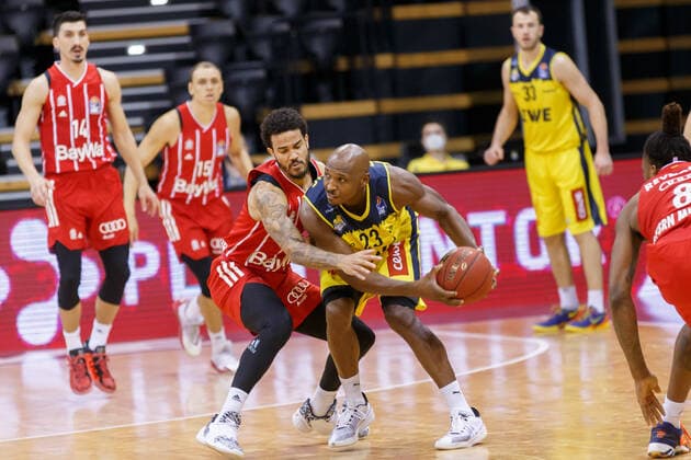 Oldenburg, Lower Saxony, DEU, 20 12 2020, Rickey Paulding right, EWE Baskets Oldenburg and Nick Weiler Babb FC Bayern Munich EWE Baskets Oldenburg vs FC Bayern Muenchen 1 Basketball Bundesliga Saison 2020 2021, 7 Spieltag, Grosse EWE Arena EWE Baskets Oldenburg vs FC Bayern Muenchen