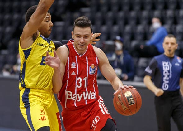 Oldenburg, Lower Saxony, DEU, 20 12 2020, Zan Mark Sisko right, FC Bayern Munich and Phil Pressey right, EWE Baskets Oldenburg EWE Baskets Oldenburg vs FC Bayern Muenchen 1 Basketball Bundesliga Saison 2020 2021, 7 Spieltag, Grosse EWE Arena EWE Baskets Oldenburg vs FC Bayern Muenchen