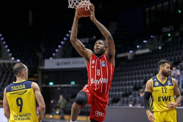 Oldenburg, Lower Saxony, DEU, 20 12 2020, Jalen Reynolds center, FC Bayern Munich , Karsten Tadda left, EWE Baskets Oldenburg and Martin Breunig right, EWE Baskets Oldenburg EWE Baskets Oldenburg vs FC Bayern Muenchen 1 Basketball Bundesliga Saison 2020 2021, 7 Spieltag, Grosse EWE Arena EWE Baskets Oldenburg vs FC Bayern Muenchen