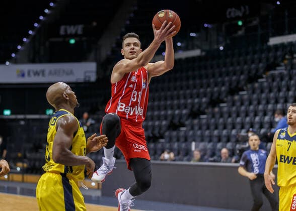 Oldenburg, Lower Saxony, DEU, 20 12 2020, Zan Mark Sisko right, FC Bayern Munich and Rickey Paulding left, EWE Baskets Oldenburg , EWE Baskets Oldenburg vs FC Bayern Muenchen 1 Basketball Bundesliga Saison 2020 2021, 7 Spieltag, Grosse EWE Arena EWE Baskets Oldenburg vs FC Bayern Muenchen