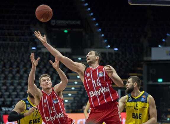 GER, Basketball, EWE Baskets Oldenburg vs FC Bayern Munich 20 12 2020, EWE Arena, Oldenburg, GER, easy Credit BBL, EWE Baskets Oldenburg vs FC Bayern Munich, in picture Paul ZIPSER FC Bayern Munich 16 Leon RADOSEVIC FC Bayern Munich 43 Martin BREUNING EWE Baskets Oldenburg 12 Nathan BOOTHE EWE Baskets Oldenburg 45 nordphotoxRojahn nph00310