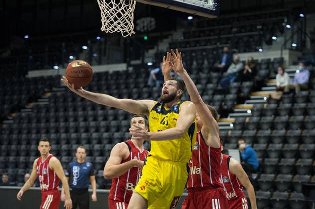 GER, Basketball, EWE Baskets Oldenburg vs FC Bayern Munich 20 12 2020, EWE Arena, Oldenburg, GER, easy Credit BBL, EWE Baskets Oldenburg vs FC Bayern Munich, in picture Nathan BOOTHE EWE Baskets Oldenburg 45 Paul ZIPSER FC Bayern Munich 16 Leon RADOSEVIC FC Bayern Munich 43 nordphotoxRojahn nph00310