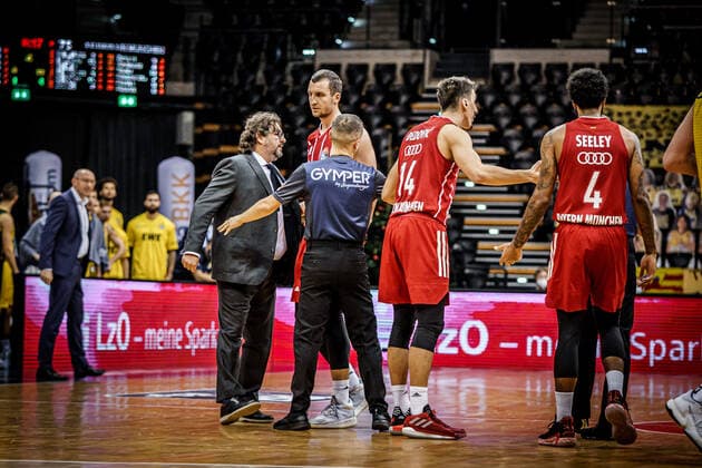 easyCredit BBL 7 Matchday EWE Baskets FC Bayern Basketball Basketball Oldenburg 20 12 2020 Season 2020 2021 easyCredit BBL 7 Matchday EWE Baskets FC Bayern Munich Basketball Andrea Trinchieri Munich, coach editorial use only commercial use only by arrangement with the photographer Oldenburg Germany