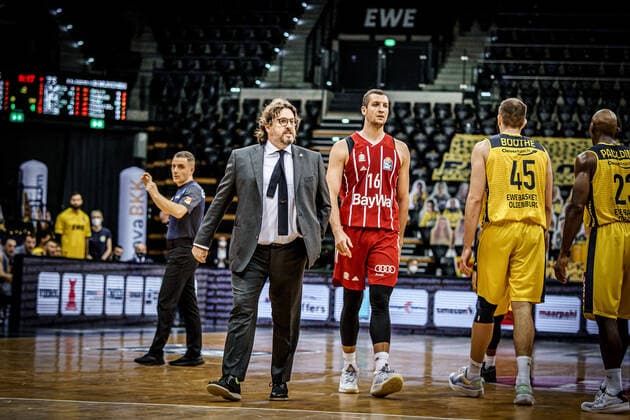 easyCredit BBL 7 Matchday EWE Baskets FC Bayern Basketball Basketball Oldenburg 20 12 2020 Season 2020 2021 easyCredit BBL 7 Matchday EWE Baskets FC Bayern Munich Basketball Andrea Trinchieri Munich, coach editorial use only commercial use only by arrangement with the photographer Oldenburg Germany