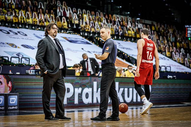 easyCredit BBL 7 Matchday EWE Baskets FC Bayern Basketball Basketball Oldenburg 20 12 2020 Season 2020 2021 easyCredit BBL 7 Matchday EWE Baskets FC Bayern Munich Basketball Andrea Trinchieri Munich, coach editorial use only commercial use only by arrangement with the photographer Oldenburg Germany