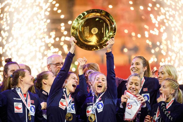 Bilder des Jahres 2020, Sport 12 Dezember Sport Bilder des Tages 201220 Players of Norway celebrate with the winner?s trophy after the EHF European Handball Championship final between France and Norway on December 20, 2020 in Herning. Photo: Petter Arvidson BILDBYRAN kod PA PA0140 handball handboll handball ehf euro 2020 em 2020 handball championship 2020 handbolls-em 2020 final france norway norge day 18 dam bbeng frankrike jubel pokal *** 201220 Players of Norway celebrate with the winner tros trophy after the EHF European Handball Championship final between France and Norway on December 20, 2020 in Herning Photo Petter Arvidson BILDBYRAN kod PA PA0140 handball handboll handball ehf euro 2020 em 2020 handball championship 2020 handbolls em 2020 final france norway norge day 18 dam bbeng france jubel pokal,  Copyright: PETTERxARVIDSON BB201220PA269