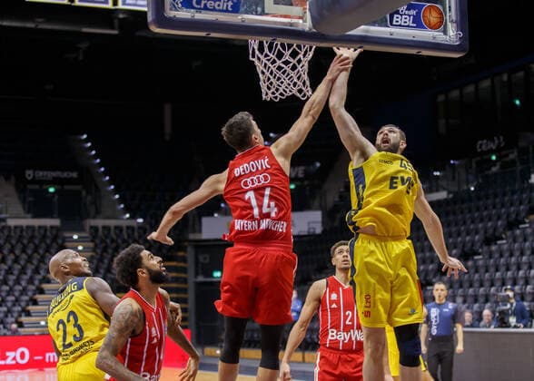 Oldenburg, Lower Saxony, DEU, 20 12 2020, Nathan Boothe right, EWE Baskets Oldenburg and Nihad Djedovic left, FC Bayern Munich EWE Baskets Oldenburg vs FC Bayern Muenchen 1 Basketball Bundesliga Saison 2020 2021, 7 Spieltag, Grosse EWE Arena EWE Baskets Oldenburg vs FC Bayern Muenchen www.andreas-burmann.de