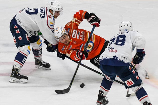 Bilder des Jahres 2020, Sport 12 Dezember Sport Bilder des Tages DEL2, ESV Kaufbeuren vs EC Kassel Huskies 20.12.2020, erdgas schwaben arena, Kaufbeuren, DEL2, ESV Kaufbeuren vs EC Kassel Huskies, im Bild Branden Gracel (Kaufbeuren, 51) mit vollem Körpereinsatz gegen Eric Valentin (Kassel, 27) und Paul Kranz (Kassel, 28) *** DEL2, ESV Kaufbeuren vs EC Kassel Huskies 20 12 2020, erdgas schwaben arena, Kaufbeuren, DEL2, ESV Kaufbeuren vs EC Kassel Huskies, in picture Branden Gracel Kaufbeuren, 51 with full body against Eric Valentin Kassel, 27 and Paul Kranz Kassel, 28 nordphotoxHafner nph00200