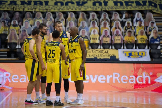 GER, Basketball, EWE Baskets Oldenburg vs FC Bayern Munich 20 12 2020, EWE Arena, Oldenburg, GER, easy Credit BBL, EWE Baskets Oldenburg vs FC Bayern Munich, in the picture whats going on here EWEBASKETSOLDENBURG nordphotoxRojahn nph00310
