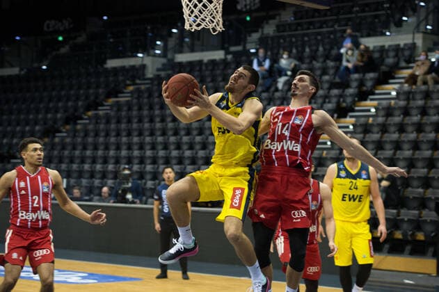 GER, Basketball, EWE Baskets Oldenburg vs FC Bayern Munich 20 12 2020, EWE Arena, Oldenburg, GER, easy Credit BBL, EWE Baskets Oldenburg vs FC Bayern Munich, in picture Sebastian HERRERA EWE Baskets Oldenburg 7 Nihad DJEDOVIC FC Bayern Munich 14 nordphotoxRojahn nph00310