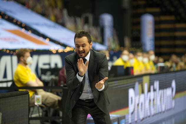 GER, Basketball, EWE Baskets Oldenburg vs FC Bayern Munich 20 12 2020, EWE Arena, Oldenburg, GER, easy Credit BBL, EWE Baskets Oldenburg vs FC Bayern Munich, pictured now holding the reins Adriano VERTEMATI FC Bayern Munich assistant coach nordphotoxRojahn nph00310