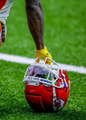 NEW ORLEANS, LA - DECEMBER 20: Kansas City Chiefs wide receiver Tyreek Hill (10) leaning on his helmet before the game against New Orleans Saints on December 20, 2020 at the Mercedes-Benz Superdome in New Orleans, LA. (Photo by Stephen Lew Icon Sportswire) NFL, American Football Herren, USA DEC 20 Chiefs at Saints Icon201220371