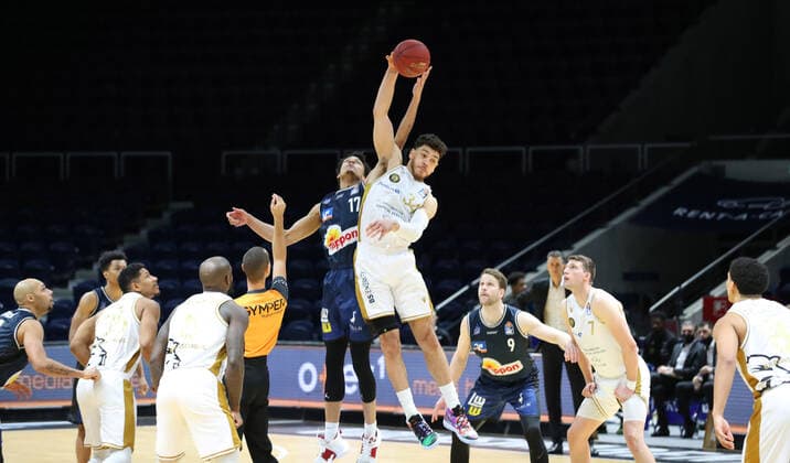 Löwen Braunschweig vs Crailsheim, BBL Braunschweig, 20 12 2020, BASKETBALL easyCredit BBL Basketball Bundesliga, Löwen Braunschweig vs HAKRO Merlins Crailsheim, season 2020 21 Jamuni McNeace HAKRO Merlins Crailsheim , Gavin Schilling Löwen Braunschweig Braunschweig.