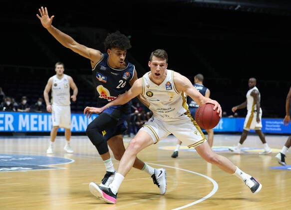 Löwen Braunschweig vs Crailsheim, BBL Braunschweig, 20 12 2020, BASKETBALL easyCredit BBL Basketball Bundesliga, Löwen Braunschweig vs HAKRO Merlins Crailsheim, season 2020 21 Jeremy Jones HAKRO Merlins Crailsheim , Lukas Meisner Löwen Braunschweig Braunschweig.