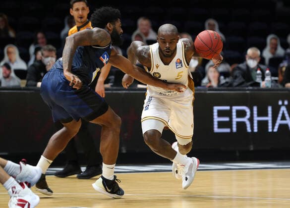 Löwen Braunschweig vs Crailsheim, BBL Braunschweig, 20 12 2020, BASKETBALL easyCredit BBL Basketball Bundesliga, Löwen Braunschweig vs HAKRO Merlins Crailsheim, season 2020 21 Jeremy Jones HAKRO Merlins Crailsheim , Bryon Allen Löwen Braunschweig Braunschweig